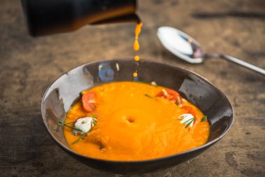 ahşap masa üzerinde sürahi kase içinde peynirli sebze çorbası bırakarak