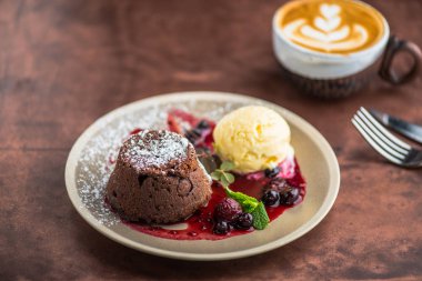 Tatlı dondurma ile. Çikolatalı kek