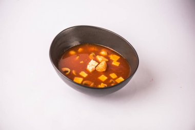 Beyaz arka planda kase mantar ile lezzetli domates sosu