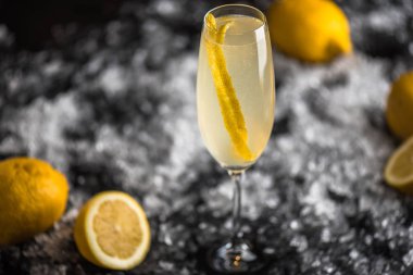 Buz ile koyu arka planda limon suyu ile cam kokteyl