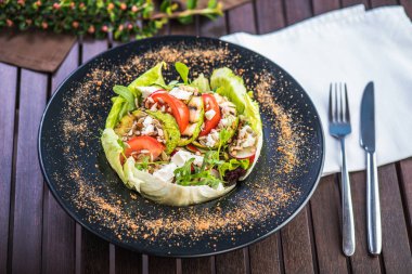 Ahşap masa üzerinde plaka üzerinde taze ve ızgara sebzeli sebze yemek