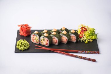 Japon suşi roll kayrak beyaz arka plan üzerinde yılları arasında görev yapmıştır