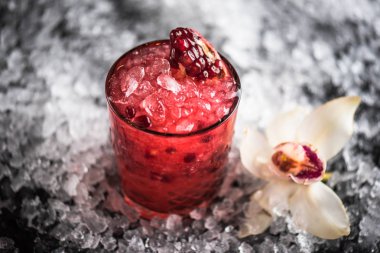 Kokteyl cam buz ile koyu arka plan üzerine Narlı