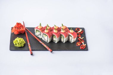 Japon suşi rulo ile kayrak beyaz zemin üzerine alınarak ton balıklı