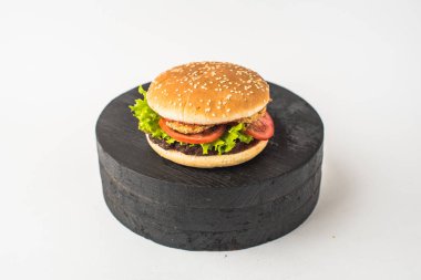 Burger. Beyaz arka plan üzerinde hamburger yakın çekim