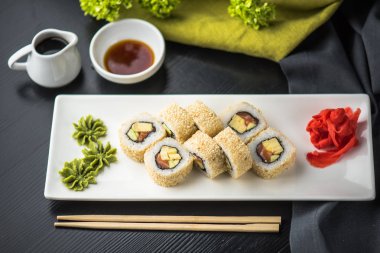 Siyah tabakta Japon geleneksel suşi roll bölümünü