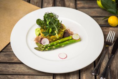 Ahşap masa tabakta servis kuşkonmaz ile sebze meze