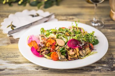 Ahşap masa tepside servis sebze salatası