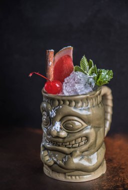 Lezzetli alkol kokteyl buz nane ile seramik kupa, koyu arka plan üzerinde greyfurt