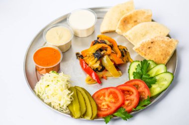 Aperatif tabak kızarmış ve taze sebze, soslar ve beyaz zemin üzerine ekmek