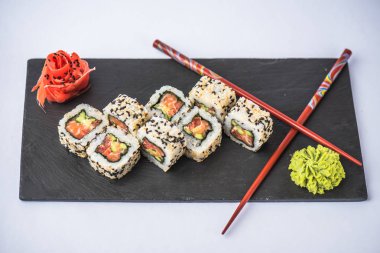 Japon california roll kayrak beyaz arka plan üzerinde yılları arasında görev yapmıştır