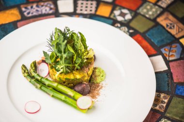 Renkli mozaik zemin üzerine plaka üzerinde kuşkonmaz ile sebze meze servis