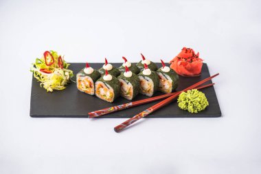 Japon suşi roll kayrak beyaz arka plan üzerinde yılları arasında görev yapmıştır