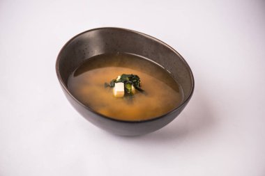 Beyaz arka planda kase Asya geleneksel miso çorbası