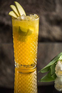 Kokteyl cam koyu arka plan üzerinde apple ile