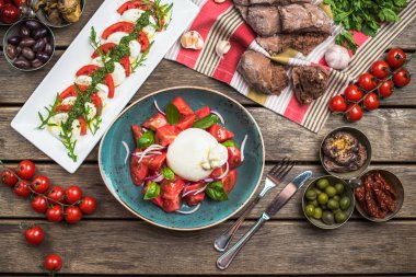 Mozzarella peyniri kase ve caprese salatası malzemeler ahşap tablo taze domates salatası