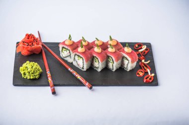 Japon suşi rulo ile kayrak beyaz zemin üzerine alınarak ton balıklı