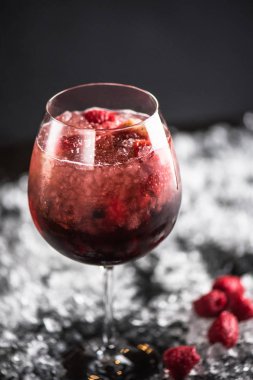 Kokteyl cam buz ve çilek ile koyu arka plan üzerinde çilek ile