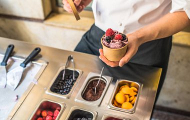 insan eli meyve dondurma waffle Kupası çilek koyarak closeup