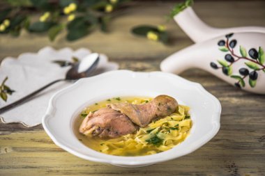 Tavuk çorbası erişte ile ahşap masa beyaz tabakta servis