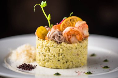 Beyaz tabakta İtalyan Deniz ürünleri risotto