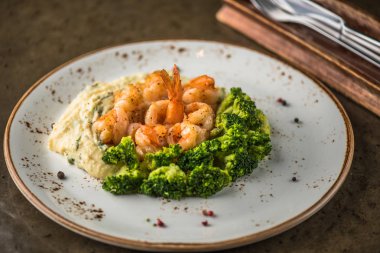 Brokoli Sebze püresi ve tabakta karides ile