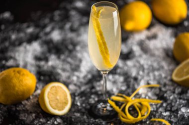 Kokteyl cam ve buz üzerinde limon. Bardak taze limonata yakın çekim