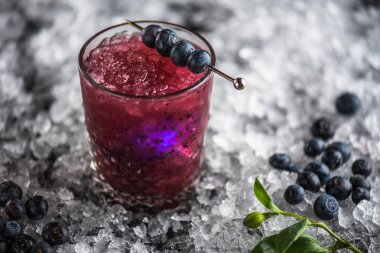 Stick buz ile koyu arka plan üzerinde yaban mersini taze kokteyl cam süslenmiş