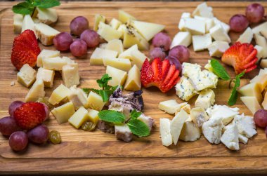 meze ahşap tahta, peynir ve çilek ile