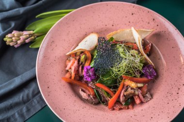 Çiçekli pembe plaka üzerinde meze et ve sebze ile servis