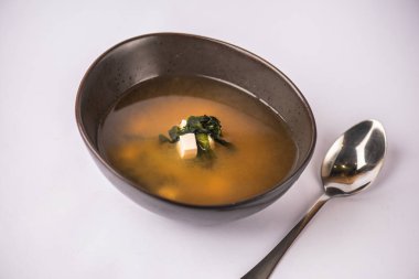 Geleneksel Japon miso çorbası beyaz zemin üzerine mavi kapta bölümünü