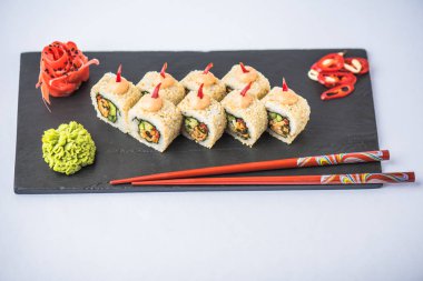 Japon suşi roll kayrak beyaz arka plan üzerinde yılları arasında görev yapmıştır