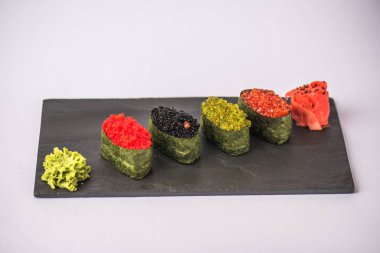 gurme suşi wasabi ve zencefil ile gri arka plan üzerinde kayrak gemide görmek