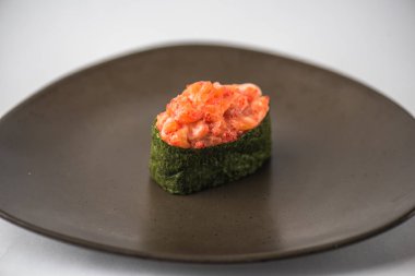lezzetli Japon suşi gri arka plan üzerinde tabakta görmek  