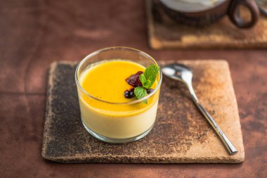 Gemide cam çay kaşığı tatlı meyve mousse