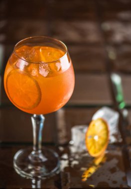 Alkol kokteyl cam koyu arka plan üzerinde narenciye ile