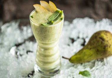 Nane cam buz ile taze armut güler yüzlü