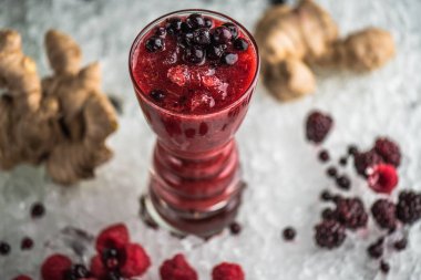 Kokteyl cam buz üzerinde yaban mersini taze ahududu, böğürtlen ile