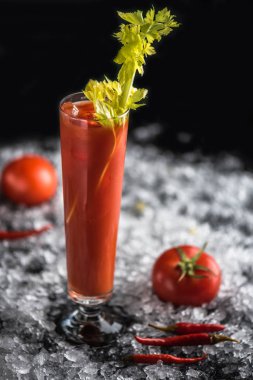 margarita kokteyl cam servis ve buz ile koyu arka plan üzerine kereviz ile süslenmiş
