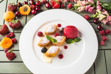 Beyaz tabakta pasta tatlı dondurma topu ve taze çilek ile