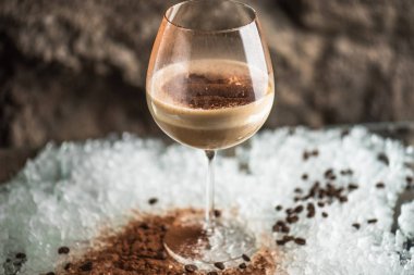 Kahve kokteyl cam buz ile bulanık arka plan üzerinde