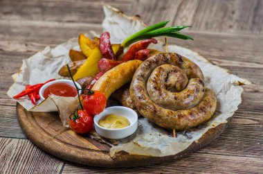 Bira kurulu ızgara sosis, kavrulmuş patates ve sebze ile