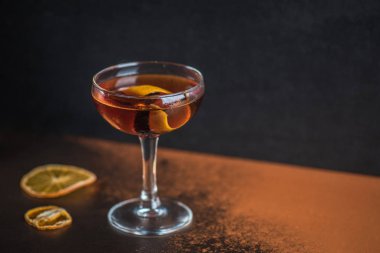 Alkol cam koyu arka plan üzerinde narenciye ile kokteyl