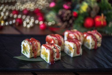 Siyah tabakta Japon geleneksel suşi roll bölümünü