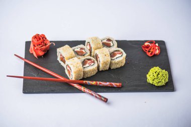 Japon suşi rulo ile kayrak beyaz zemin üzerine alınarak balık