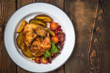 Kızarmış tavuk ve patates plaka ahşap zemin üzerine sebzeli