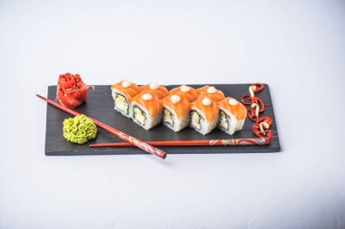 Kayrak beyaz zemin üzerine alınarak Japon philadelphia suşi roll