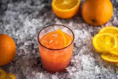 Turuncu kokteyl cam malzemelerle buzda