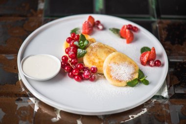 taze çilek ile beyaz tabakta krem peynirli börek