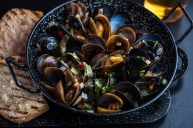 Soslu midye siyah kase ekmek ile servis